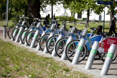 Varşova, Polonya, 1 Mayıs: Şehir bisikletleri 1 Mayıs 2019'da Varşova, Polonya'da kiraya hazır.