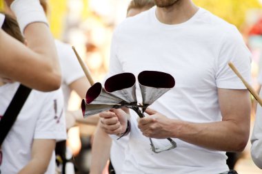 Varşova, 1 Mayıs 2019,- 1 Mayıs 2019'da Varşova'da düzenlenen sokak geçit töreninde davul çalan müzisyenler