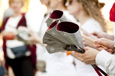 Varşova, 1 Mayıs 2019,- 1 Mayıs 2019'da Varşova'da düzenlenen sokak geçit töreninde davul çalan müzisyenler