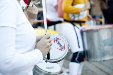 Varşova, 1 Mayıs 2019,- 1 Mayıs 2019'da Varşova'da düzenlenen sokak geçit töreninde davul çalan müzisyenler