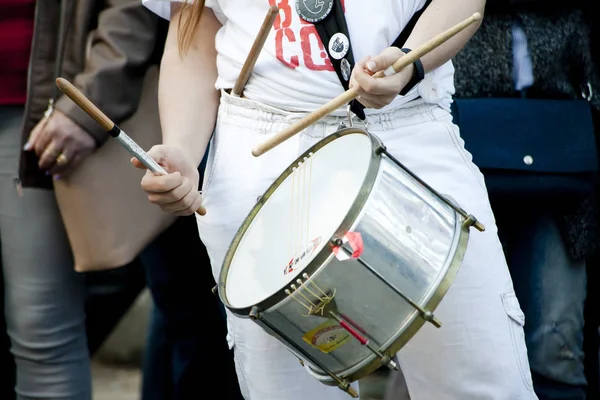Βαρσοβία Μαΐου 2019 Μουσικοί Που Παίζουν Τύμπανα Κατά Διάρκεια Παρέλασης — Φωτογραφία Αρχείου