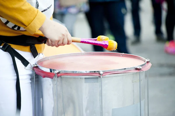 ワルシャワ 2019年5月1日 ポーランドのワルシャワで2019年5月1日のストリートパレード中にドラム演奏をするミュージシャン — ストック写真