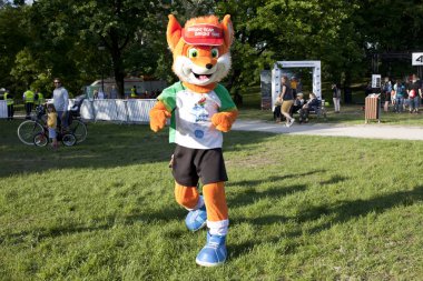 Varşova, Polonya, 25 Mayıs: Fox Olimpiyat maskotu Mayıs'ta Olimpiyat piknik yürüyüş 25, 2019 Varşova, Polonya