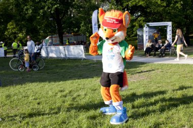 Varşova, Polonya, 25 Mayıs: Fox Olimpiyat maskotu Mayıs'ta Olimpiyat piknik yürüyüş 25, 2019 Varşova, Polonya