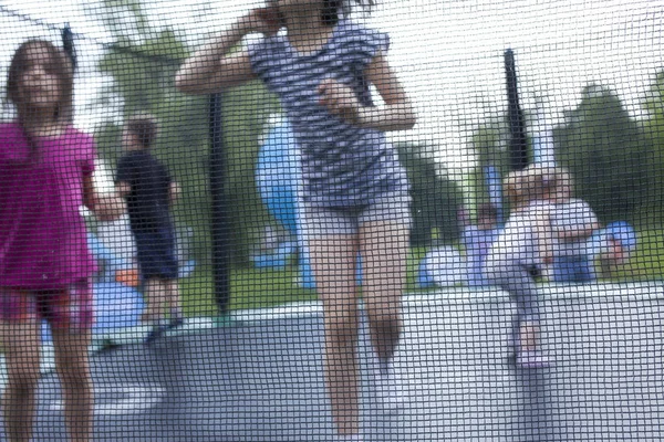 Foto Borrosa Niños Divirtiéndose Trampolín — Foto de Stock