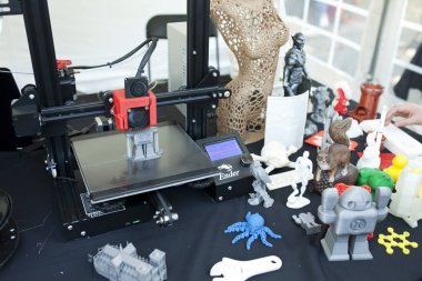 Varşova, Polonya, 11 Mayıs: 11 Mayıs 2019 tarihinde Varşova, Polonya'da üç boyutlu yazıcı faaliyette