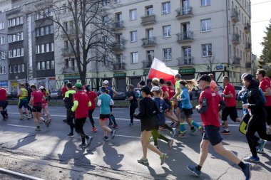 Varşova, Polonya, 4 Nisan: 4 Nisan 2019'da Varşova, Polonya'da şehirde maraton sırasında koşucular
