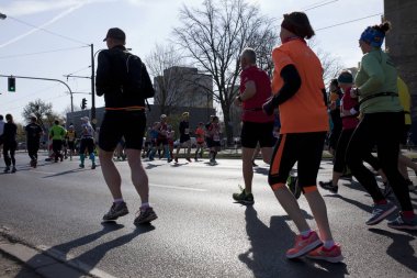 Varşova, Polonya, 4 Nisan: 4 Nisan 2019'da Varşova, Polonya'da şehirde maraton sırasında koşucular