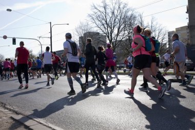 Varşova, Polonya, 4 Nisan: 4 Nisan 2019'da Varşova, Polonya'da şehirde maraton sırasında koşucular