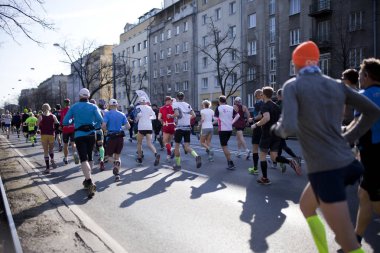 Varşova, Polonya, 4 Nisan: 4 Nisan 2019'da Varşova, Polonya'da şehirde maraton sırasında koşucular