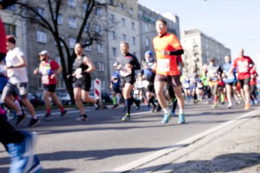 Varşova, Polonya, 4 Nisan: 4 Nisan 2019'da Varşova, Polonya'da şehirde maraton sırasında koşucular