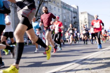 Varşova, Polonya, 4 Nisan: 4 Nisan 2019'da Varşova, Polonya'da şehirde maraton sırasında koşucular