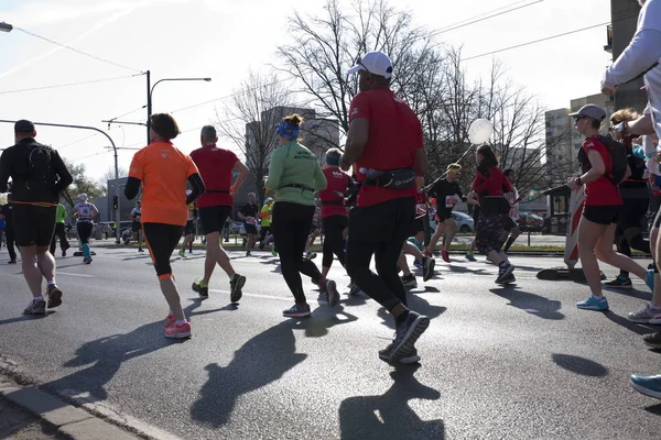 Warsaw Polonia Abril Corredores Durante Maratón Ciudad Abril 2019 Varsovia — Foto de Stock