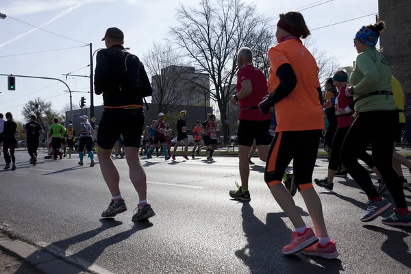 Warszawa Polska Kwietnia Biegacze Podczas Maratonu Mieście Kwietniu 2019 Warszawie — Zdjęcie stockowe