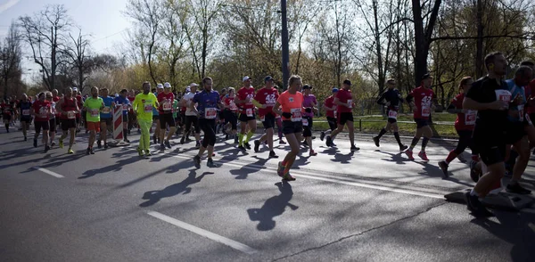 Warsaw Polónia Abril Corredores Durante Maratona Cidade Abril 2019 Varsóvia — Fotografia de Stock