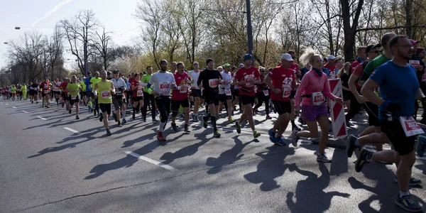 Warsaw Polonia Abril Corredores Durante Maratón Ciudad Abril 2019 Varsovia — Foto de Stock