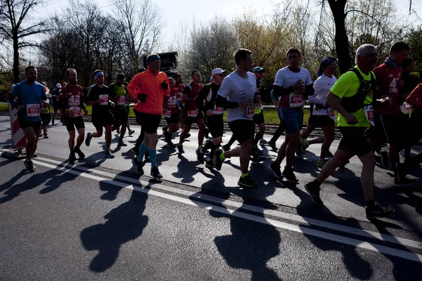 Warsaw Polonia Abril Corredores Durante Maratón Ciudad Abril 2019 Varsovia —  Fotos de Stock