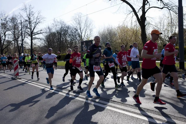 Warsaw Polonia Abril Corredores Durante Maratón Ciudad Abril 2019 Varsovia — Foto de Stock