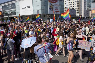 Varşova, Polonya, 8 Temmuz: 8 Temmuz 2019'da Varşova, Polonya'da Eşitlik yürüyüşü sırasında ki insanlar