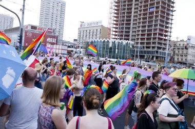 Varşova, Polonya, 8 Temmuz: 8 Temmuz 2019'da Varşova, Polonya'da Eşitlik yürüyüşü sırasında ki insanlar
