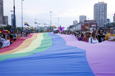 Varşova, Polonya, 8 Temmuz: 8 Temmuz 2019'da Varşova, Polonya'da Eşitlik yürüyüşü sırasında ki insanlar