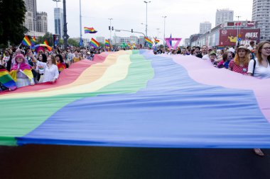 Varşova, Polonya, 8 Temmuz: 8 Temmuz 2019'da Varşova, Polonya'da Eşitlik yürüyüşü sırasında ki insanlar