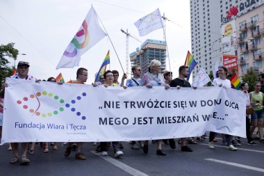 Varşova, Polonya, 8 Temmuz: 8 Temmuz 2019'da Varşova, Polonya'da Eşitlik yürüyüşü sırasında ki insanlar