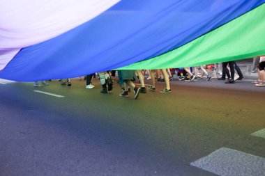 Varşova, Polonya, 8 Temmuz: 8 Temmuz 2019'da Varşova, Polonya'da Eşitlik yürüyüşü sırasında ki insanlar