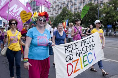 Varşova, Polonya, 8 Temmuz: 8 Temmuz 2019'da Varşova, Polonya'da Eşitlik yürüyüşü sırasında ki insanlar