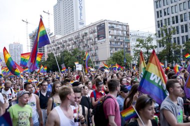 Varşova, Polonya, 8 Temmuz: 8 Temmuz 2019'da Varşova, Polonya'da Eşitlik yürüyüşü sırasında ki insanlar