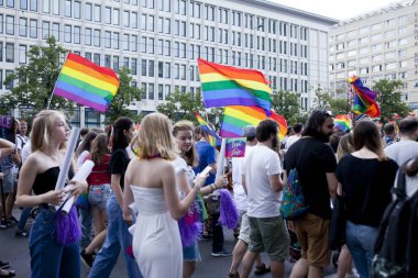 Varşova, Polonya, 8 Temmuz: 8 Temmuz 2019'da Varşova, Polonya'da Eşitlik yürüyüşü sırasında ki insanlar