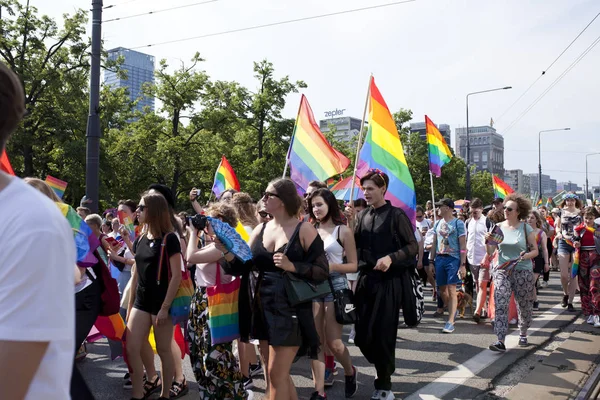 Varşova, Polonya, 8 Temmuz: 8 Temmuz 2019'da Varşova, Polonya'da Eşitlik yürüyüşü sırasında ki insanlar