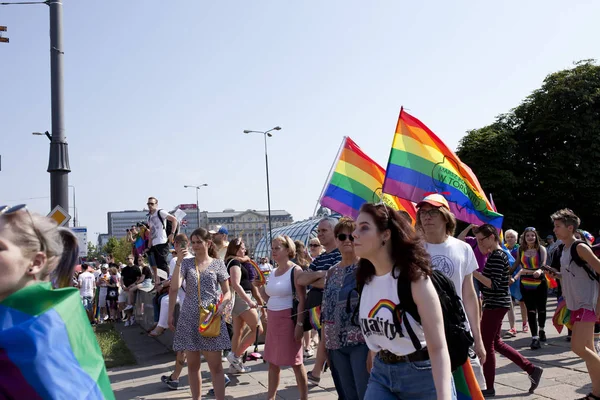 Varşova, Polonya, 8 Temmuz: 8 Temmuz 2019'da Varşova, Polonya'da Eşitlik yürüyüşü sırasında ki insanlar