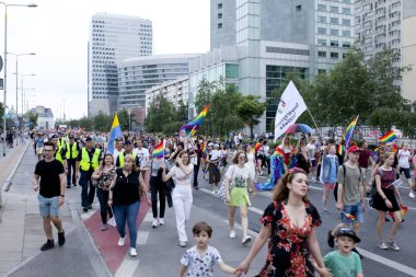 Varşova, Polonya, 8 Temmuz: 8 Temmuz 2019'da Varşova, Polonya'da Eşitlik yürüyüşü sırasında ki insanlar