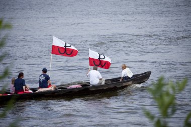 Varşova, Polonya, 1 Ağustos: Varşova'daki Vistula nehri üzerindeki tekneler 1 Ağustos 2019'da Varşova Ayaklanması'nın 75.