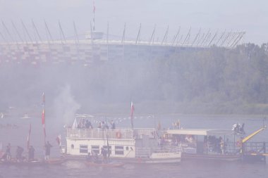 Varşova, Polonya, 1 Ağustos: Varşova'daki Vistula nehri üzerindeki tekneler 1 Ağustos 2019'da Varşova Ayaklanması'nın 75.