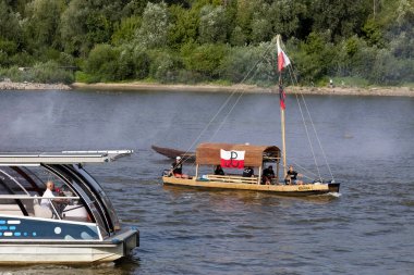 Varşova, Polonya, 1 Ağustos: Varşova'daki Vistula nehri üzerindeki tekneler 1 Ağustos 2019'da Varşova Ayaklanması'nın 75.