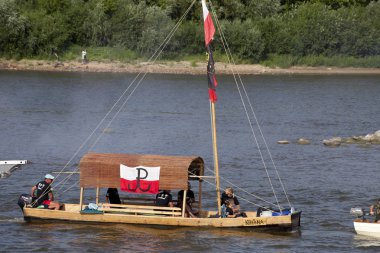 Varşova, Polonya, 1 Ağustos: Varşova'daki Vistula nehri üzerindeki tekneler 1 Ağustos 2019'da Varşova Ayaklanması'nın 75.