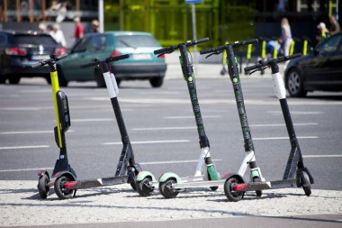 Varşova, Polonya, 1 Ağustos: Şehir scooter'ları 1 Ağustos 2019'da Varşova, Polonya'da kiraya hazır.