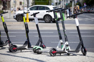 Varşova, Polonya, 1 Ağustos: Şehir scooter'ları 1 Ağustos 2019'da Varşova, Polonya'da kiraya hazır.