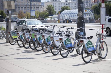 Varşova, Polonya, 1 Ağustos: Şehir bisikletleri 1 Ağustos 2019'da Varşova, Polonya'da kiraya hazır.