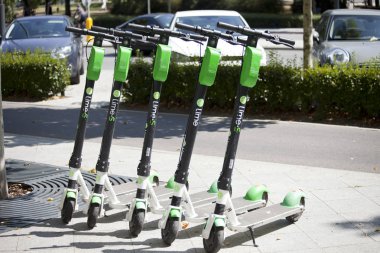 Varşova, Polonya, 1 Ağustos: Şehir scooter'ları 1 Ağustos 2019'da Varşova, Polonya'da kiraya hazır.