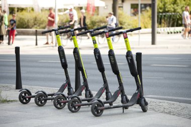 Varşova, Polonya, 1 Ağustos: Şehir scooter'ları 1 Ağustos 2019'da Varşova, Polonya'da kiraya hazır.