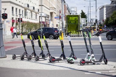 Varşova, Polonya, 1 Ağustos: Şehir scooter'ları 1 Ağustos 2019'da Varşova, Polonya'da kiraya hazır.