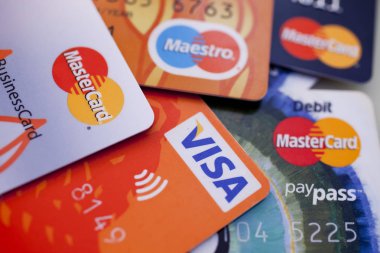 Varşova, 3 Ağustos 2019,- 3 Ağustos 2019 tarihinde Varşova, Polonya'da birkaç ödeme kartının yakın çekim