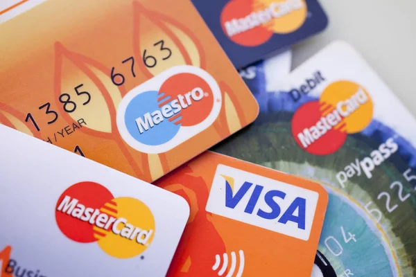 Varşova, 3 Ağustos 2019,- 3 Ağustos 2019 tarihinde Varşova, Polonya'da birkaç ödeme kartının yakın çekim