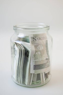 Varşova, 3 Ağustos 2019,- 3 Ağustos 2019'da Varşova, Polonya'da bir kavanozda bir yığın polonya banknotunun yakın çekimi