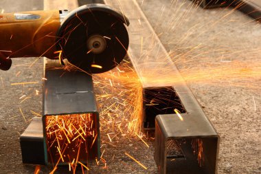 Üretim ve endüstriyel konsept için metalin kesilmesi