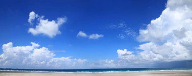 Rahatlamak için gökyüzü ve güzel deniz manzarası. Gökyüzünün güzel manzarası ve turizm için güzel denizi olan bulutlar..