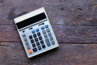 Eski ahşap arkaplanda klasik hesap makinesi